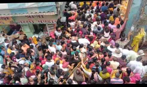 बांकेबिहारी मंदिर में अव्यवस्था चरम पर: सुप्रीम कोर्ट के आदेशों के बावजूद नई व्यवस्था लागू नहीं, भीड़ में मच रही अफरातफरी