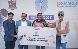 सुधीर अवस्थी जी को मैन ऑफ द मैच का पुरस्कार देते वरिष्ठ भाजपा नेता आरसी वर्मा और दीपक शर्मा