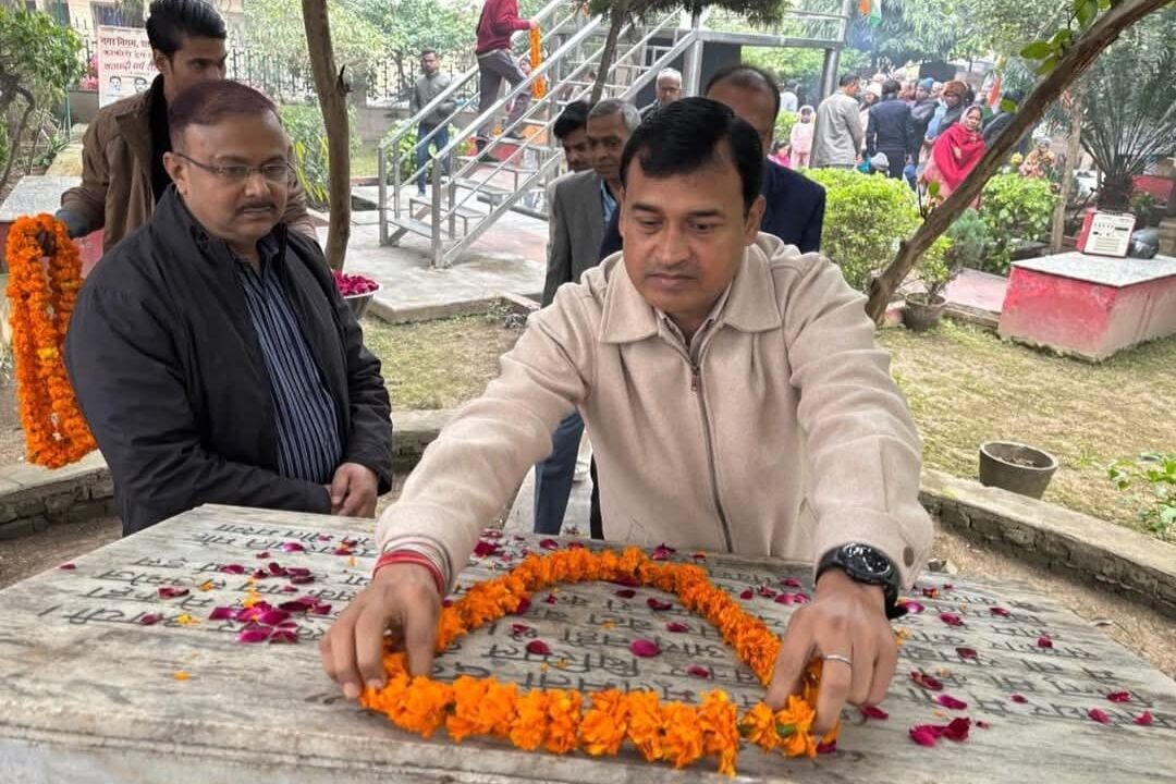 बलिदान दिवस पर अमर शहीदों को नमन, नगर आयुक्त समेत अधिकारियों ने अर्पित किए श्रद्धासुमन