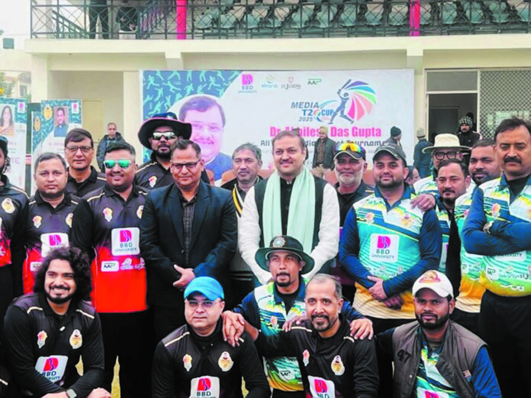 आल इंडिया मीडिया क्रिकेट टूनार्मेंट के उद्घाटन मुकाबले से पहले यूपी व दिल्ली स्पोर्ट्स जर्नलिस्ट एसोसिएशन के खिलाड़ियों के साथ मुख्य अतिथि एमएलसी अवनीश।