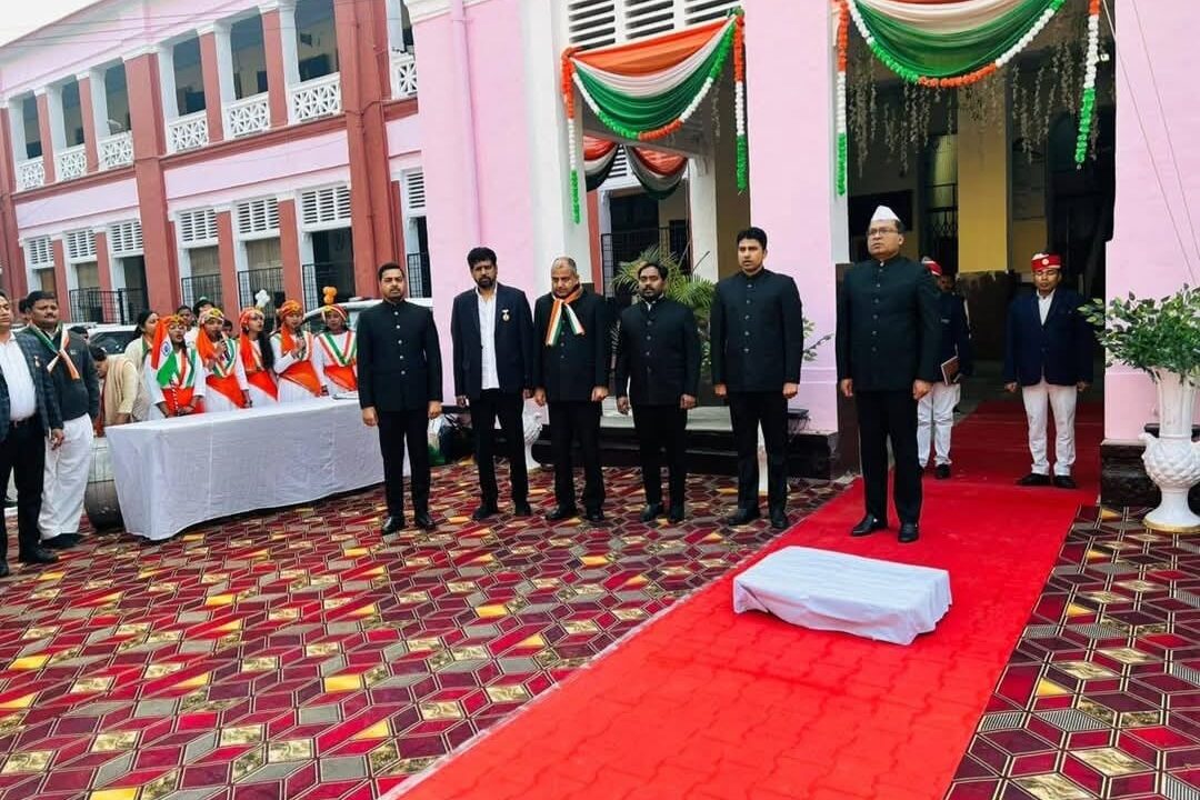 77वें गणतंत्र दिवस पर शाहजहांपुर में गरिमामय आयोजन, कलेक्ट्रेट व एसपी कार्यालय में हुआ ध्वजारोहण