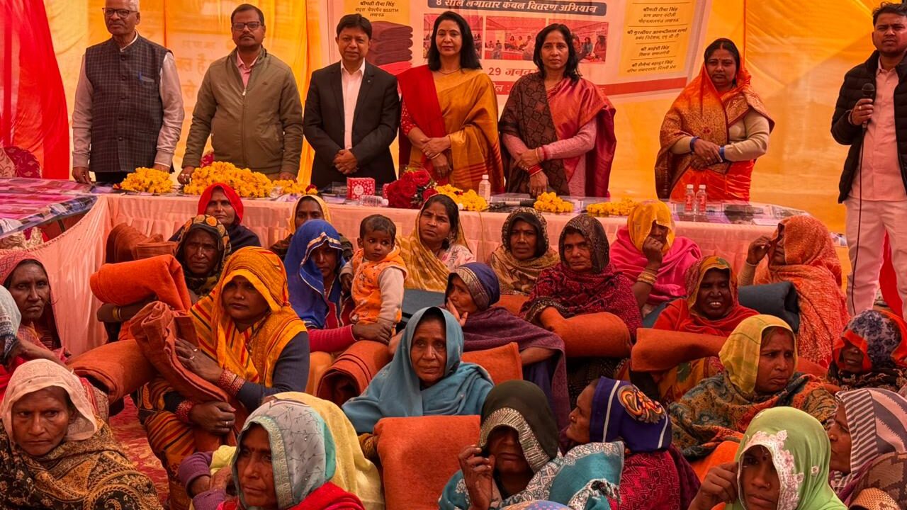 नंदौली गाँव में 500 से अधिक जरूरतमंदों को कंबल वितरण
