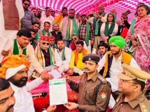 उत्पीड़न व भूमि विवादों के निस्तारण की मांग, एसीपी को सौंपा ज्ञापन