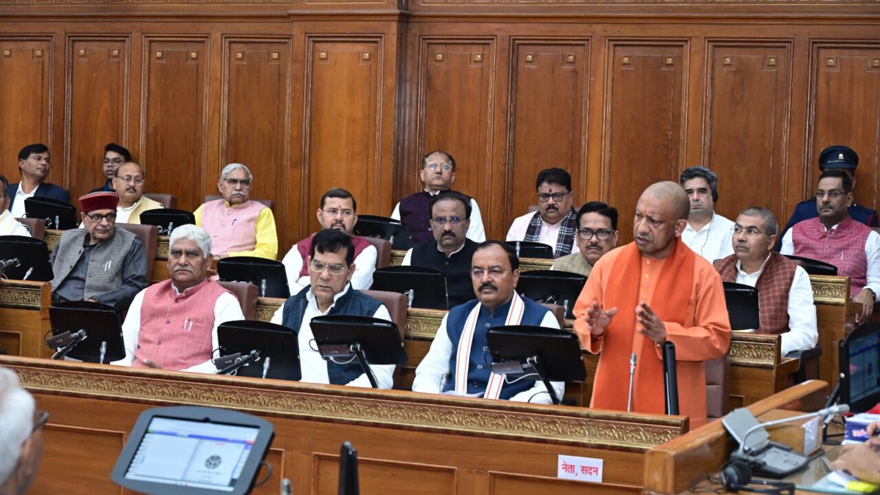 विपक्ष से सदाचार की उम्मीद करना बेवकूफी है : योगी आदित्यनाथ