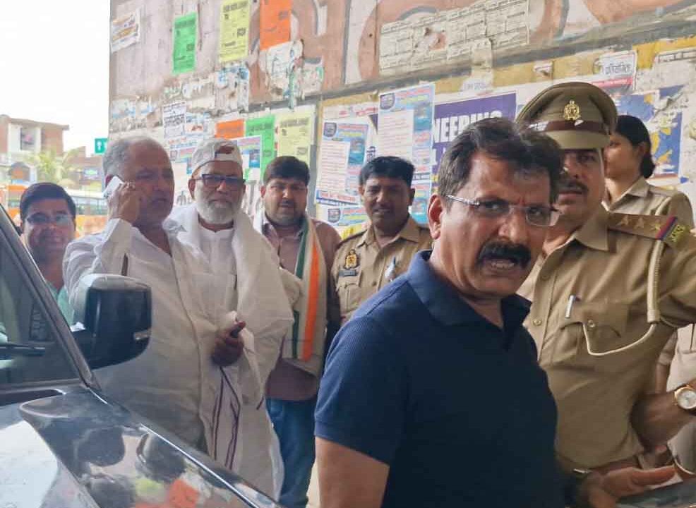 फतेहपुर गैंगरेप केस में सियासी घमासान, भाजपा नेता पर 50 हजार का इनाम; पीड़िता से मिलने जा रहे नेताओं को रोका, कांग्रेस ने सौंपा ज्ञापन