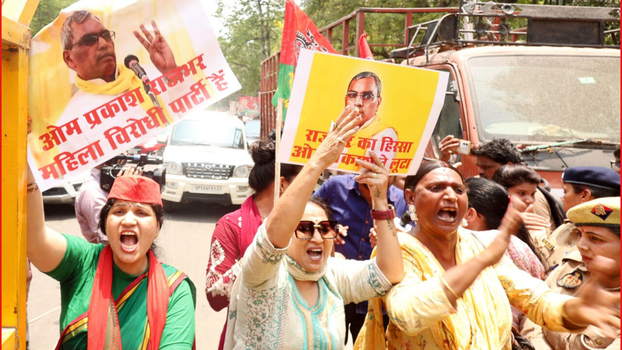 अखिलेश यादव पर टिप्पणी को लेकर महिलाओं और किन्नर सभा का प्रदर्शन, ओपी राजभर का पुतला फूंका