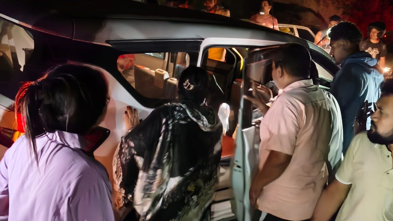 नैनीताल से लौट रहे पर्यटकों का टैम्पो ट्रैवलर खाई में गिरा, दो महिलाओं की मौत, 27 घायल