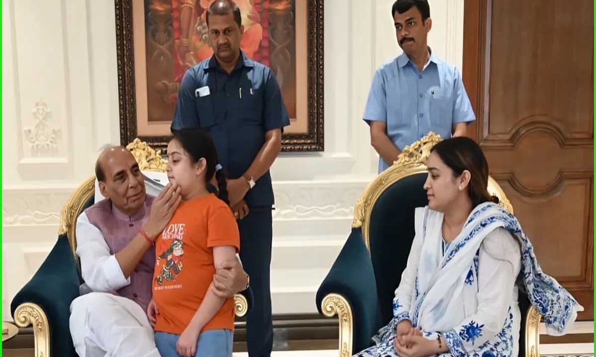 प्रतीक यादव के निधन पर अपर्णा यादव से मिले रक्षा मंत्री राजनाथ सिंह, परिजनों को दी सांत्वना