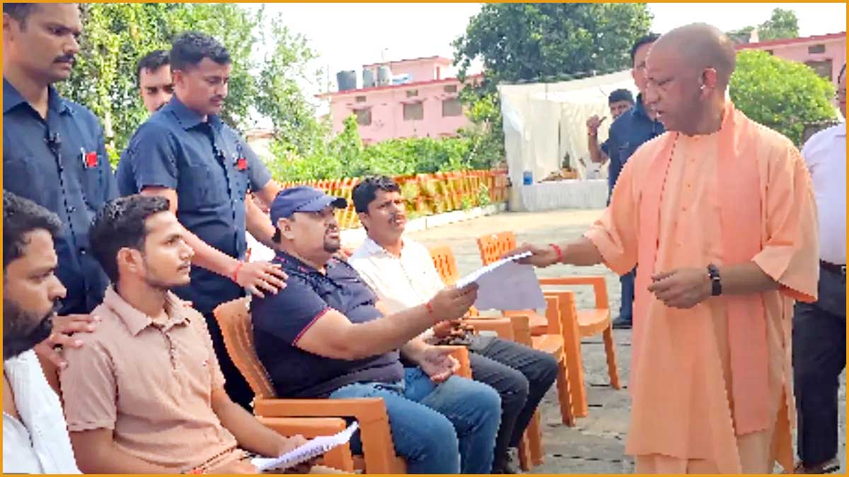 जरूरतमंदों को मिलेगा मकान, गंभीर बीमारों के इलाज का खर्च उठाएगी सरकार: जनता दर्शन में सीएम योगी ने दिए त्वरित समाधान के निर्देश