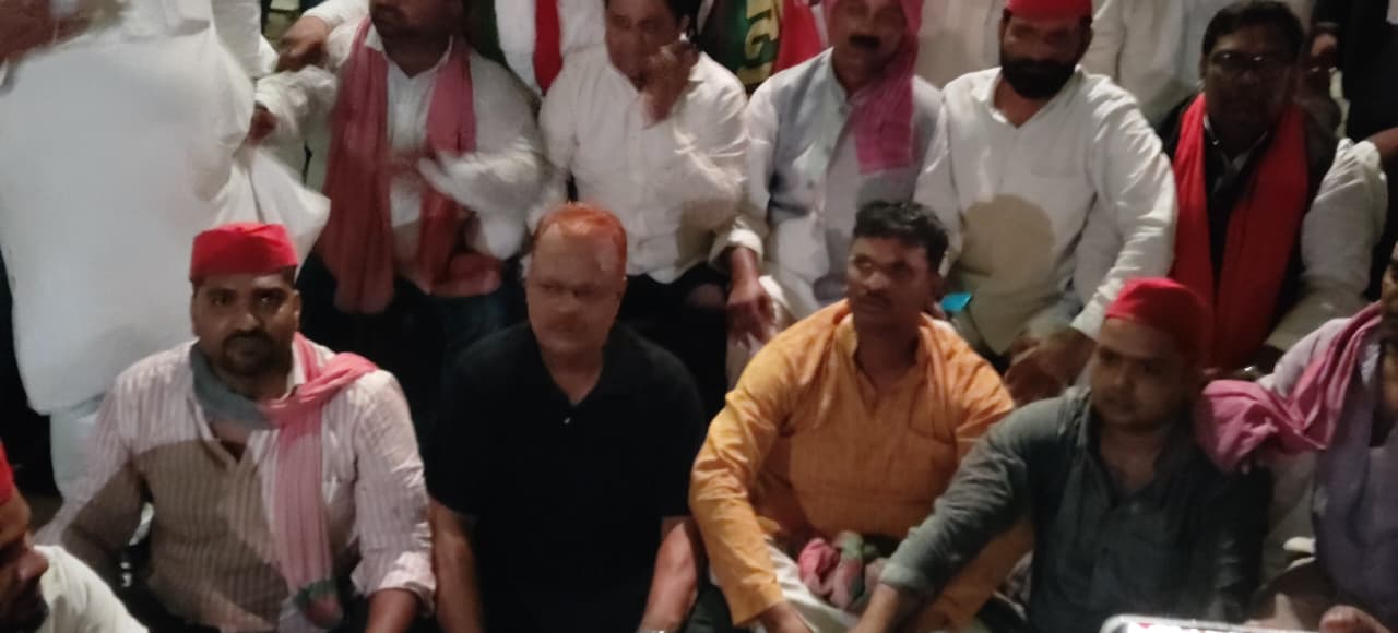 राहुल-अखिलेश की हिरासत के विरोध में यूपी में सपा-कांग्रेस का प्रदर्शन, लखनऊ समेत कई जिलों में कार्यकर्ता हिरासत में