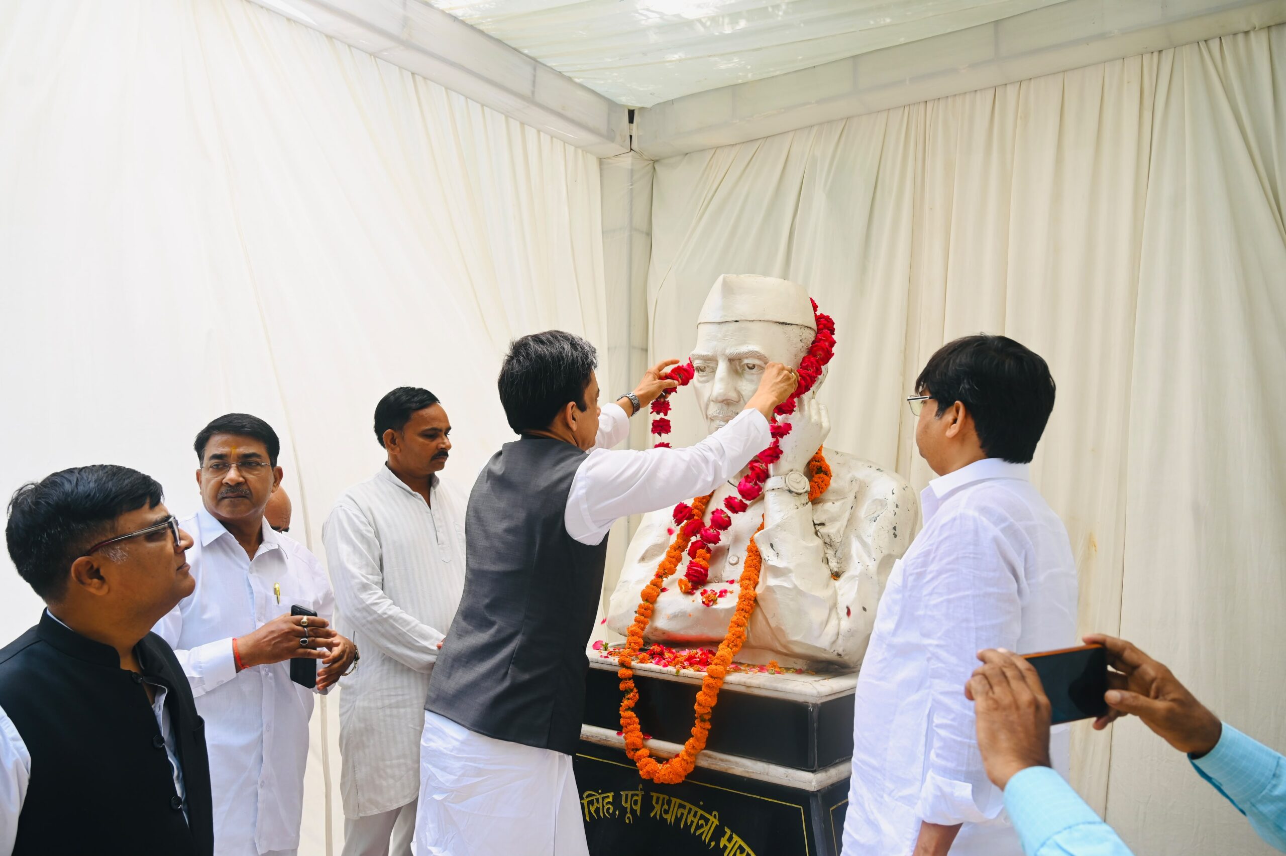 भारत रत्न चौधरी चरण सिंह को श्रद्धांजलि देकर शुरू हुआ रालोद का कार्यक्रम, अनुपम मिश्रा का भव्य स्वागत