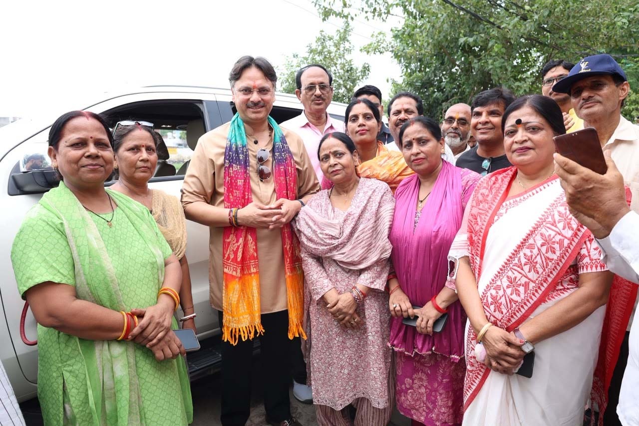 सेवा और संवेदना का संदेश लेकर जनता के बीच पहुंचे डॉ. राजेश्वर सिंह, बीमारों की मदद और बच्चों की शिक्षा का उठाया जिम्मा