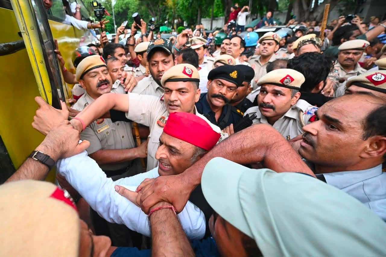 पीएम आवास के बाहर कांग्रेस का अचानक धरना, राहुल गांधी-खड़गे समेत शीर्ष नेतृत्व हिरासत में; संसद से सड़क तक सियासी टकराव तेज