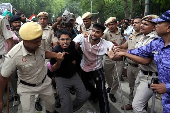 CJP संसद मार्च हिंसा: पथराव और तोड़फोड़ मामले में दिल्ली पुलिस की FIR, CCTV फुटेज से आरोपियों की तलाश