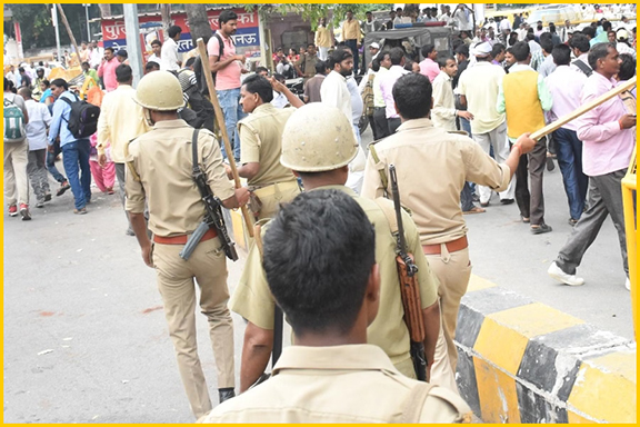 मांगों को लेकर ग्राम रोजगार सेवकों का विधानसभा मार्च, पुलिस ने बैरिकेडिंग कर रोका