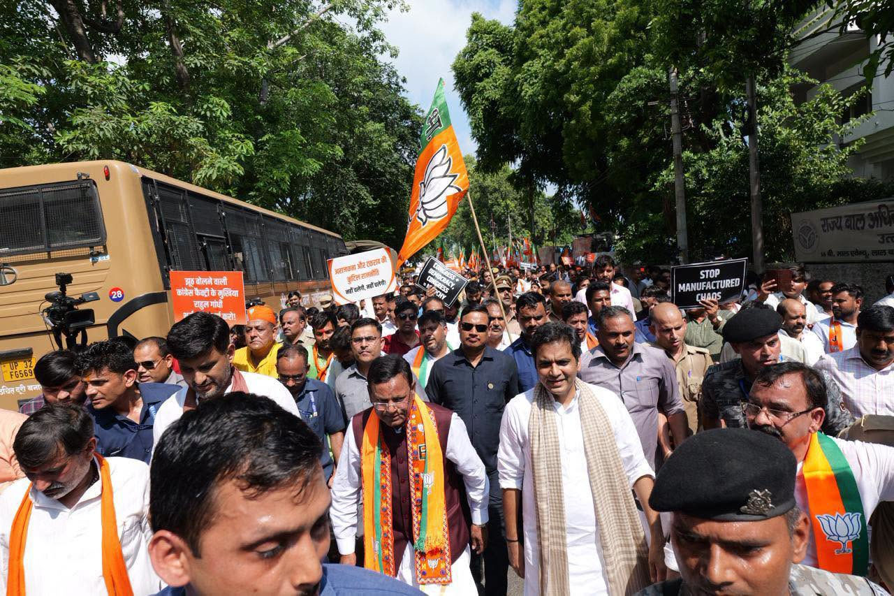 कांग्रेस मुख्यालय तक कूच, राहुल गांधी के खिलाफ जमकर नारेबाजी, वीआईपी गेस्ट हाउस से मॉल एवेन्यू तक भाजपा कार्यकर्ताओं का प्रदर्शन