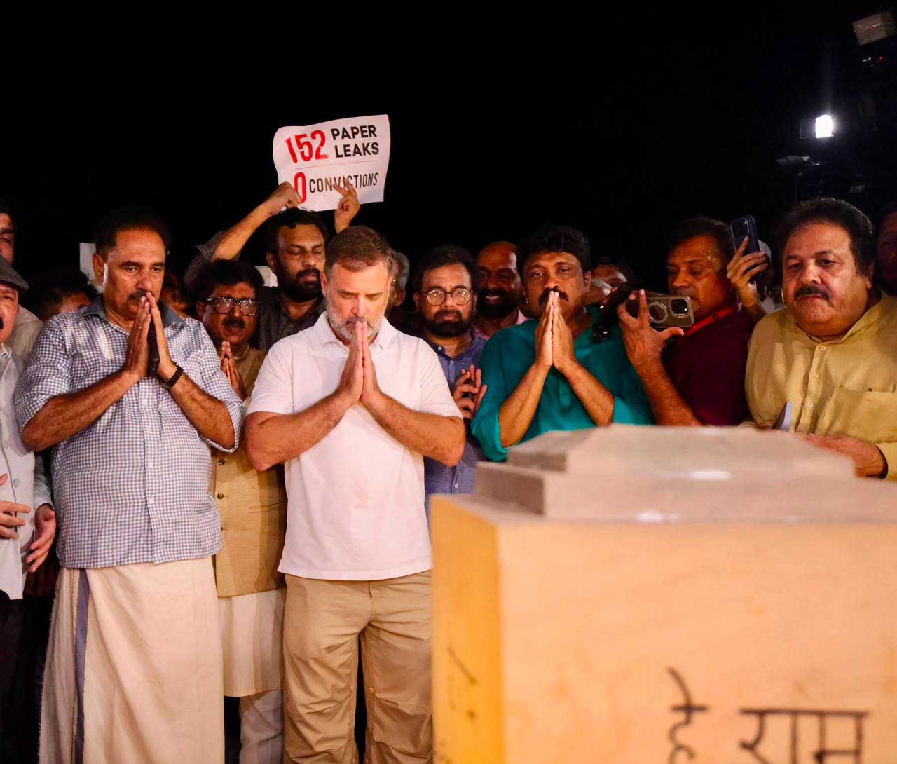 विपक्षी सांसदों के साथ गांधी स्मृति पहुंचे राहुल; बोले- हम छात्रों के साथ, शिक्षा मंत्री को हटाना ही होगा