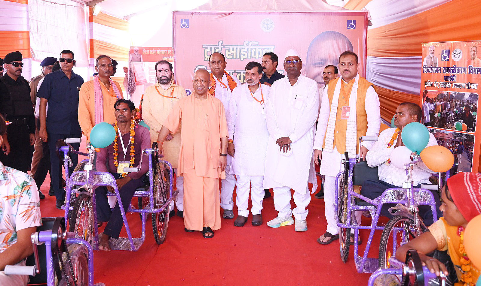 लोधेश्वर धाम पहुंचे सीएम योगी, महादेव का किया अभिषेक; निर्माणाधीन कॉरिडोर का निरीक्षण, करोड़ों की योजनाओं के लाभ बांटे